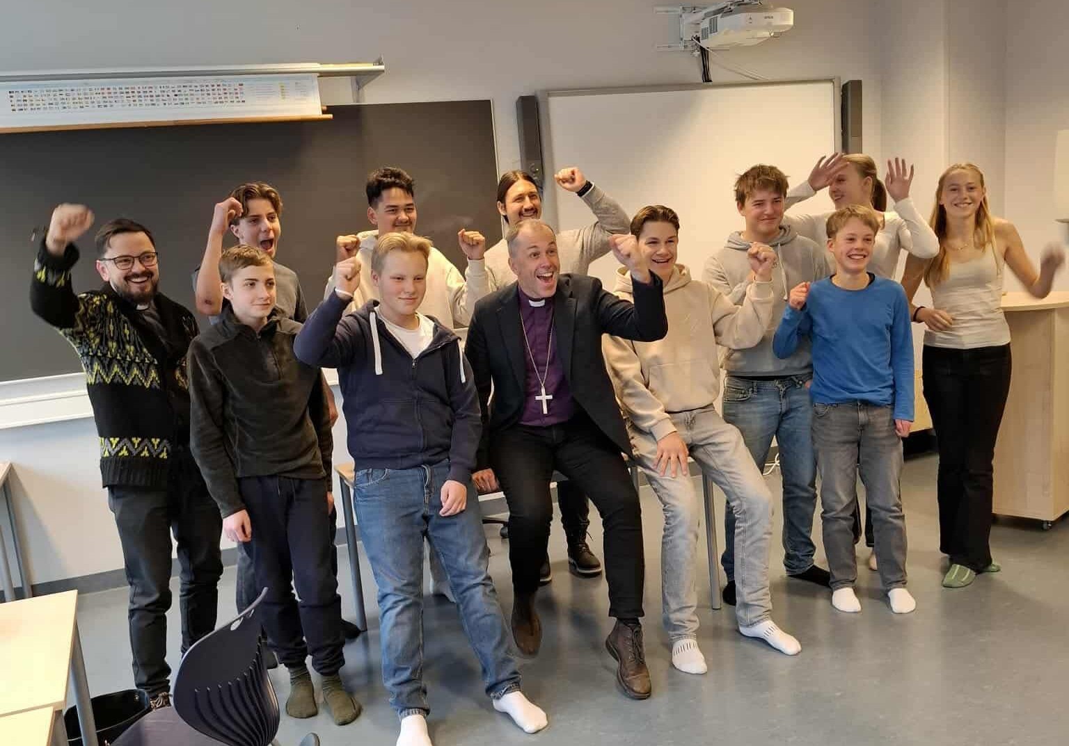 Biskopen ble grillet da ungdommene stilte godt forberedte spørsmål under besøket på ungdomsskolen. Foto: Thomas Tinglum