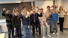 Biskopen ble grillet da ungdommene stilte godt forberedte spørsmål under besøket på ungdomsskolen. Foto: Thomas Tinglum