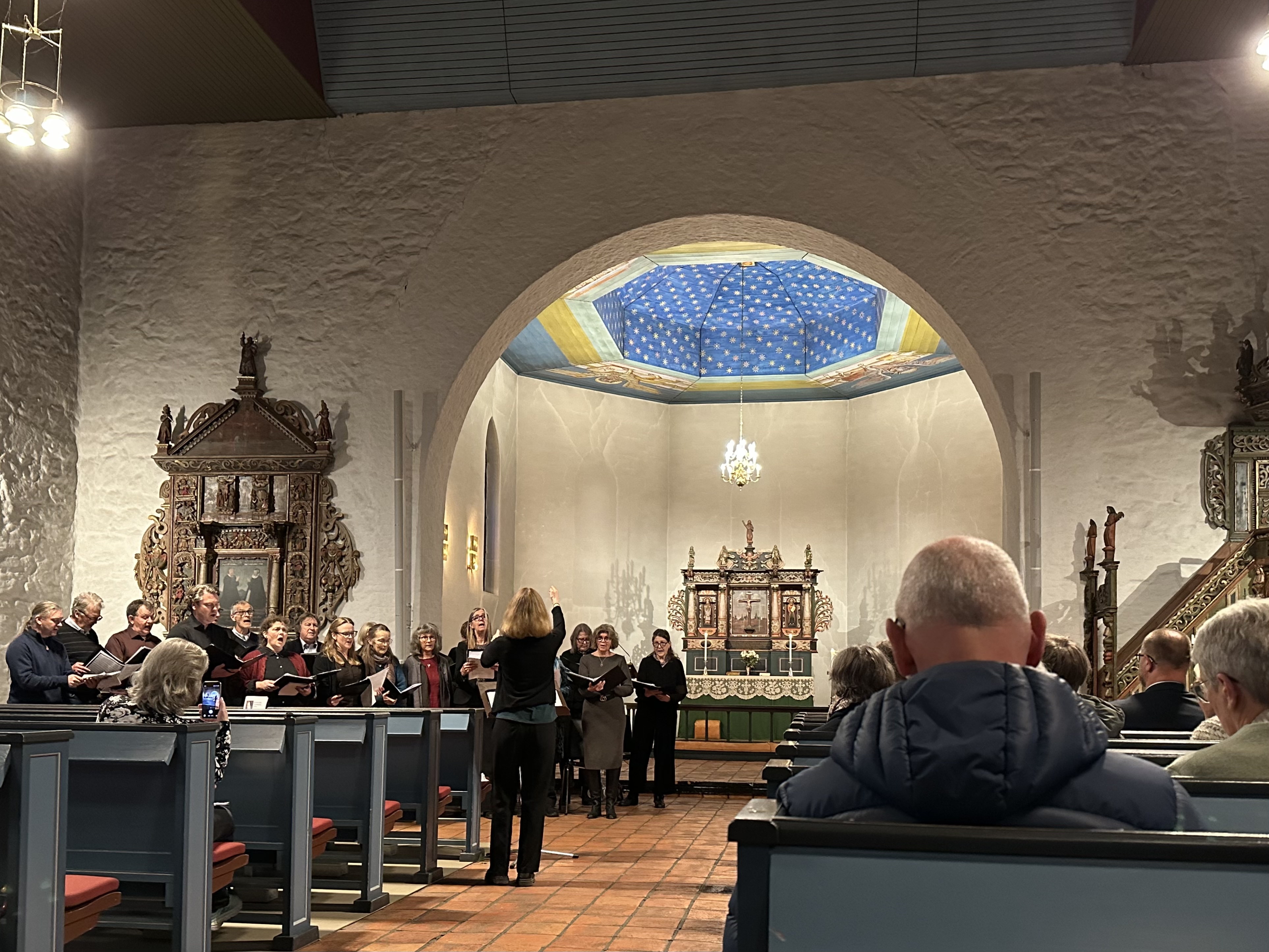 Biskopen fikk store kulturopplevelser under visitasen i Stange, som her på evensong i Romedal. Foto: Aslaug S. Haugen