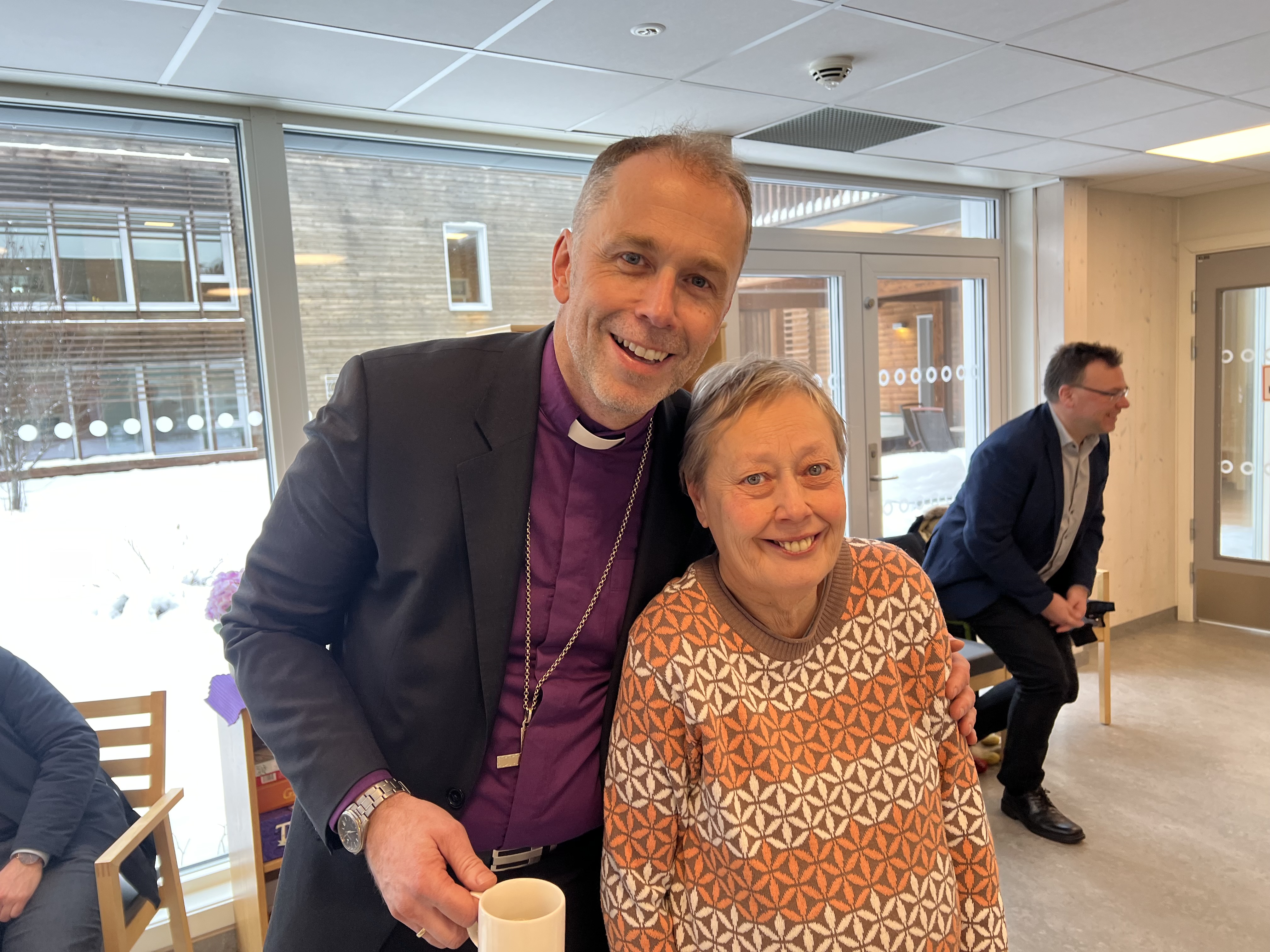 Mange ville gjerne slå av en prat med biskopen. Foto: Karin Fristad.