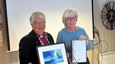 Biskop emerita Solveig Fiske og leiar av Austmannalaget, Helen Johannessen ved utdeling av Austmannaprisen 2023. Foto: Guttorm Eidslott.
