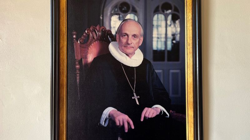 Dette portrettet av biskop emeritus Georg Hille henger i våpenhuset i Hamar domkirke. Foto: Gunnar Klingwall
