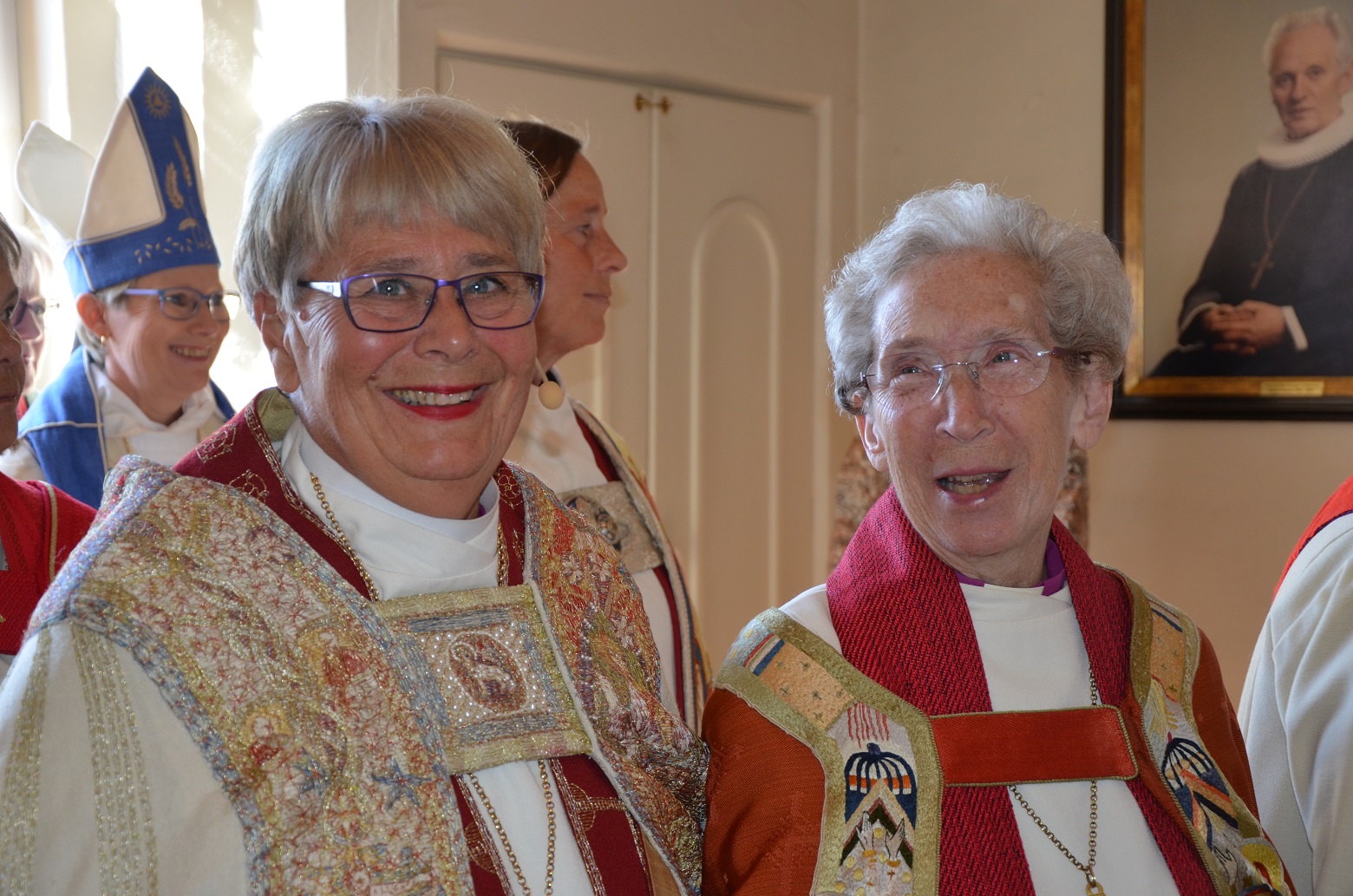 Biskop Solveig Fiske og biskop emerita Rosemarie Köhn på vei inn til jubileumsgudstjeneste. Foto: Liv Torhild Bråthen