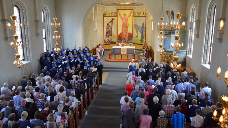 Kirka er samlingssted i sorg og glede, kulturarena og sted for ettertanke og bønn. Her fra 25-års jubiléet for vigslingen av biskop em. Rosemarie Köhn i 2018.