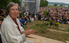 Hele landet ble på fornavn med biskop Rose. Her på en folkefest på Domkirkeodden på Hamar, i forbindelse med bispedømmets 850-års jubileum i 2003.