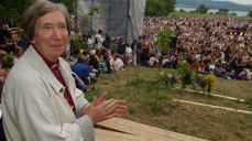 Hele landet ble på fornavn med biskop Rose. Her på en folkefest på Domkirkeodden på Hamar, i forbindelse med bispedømmets 850-års jubileum i 2003.