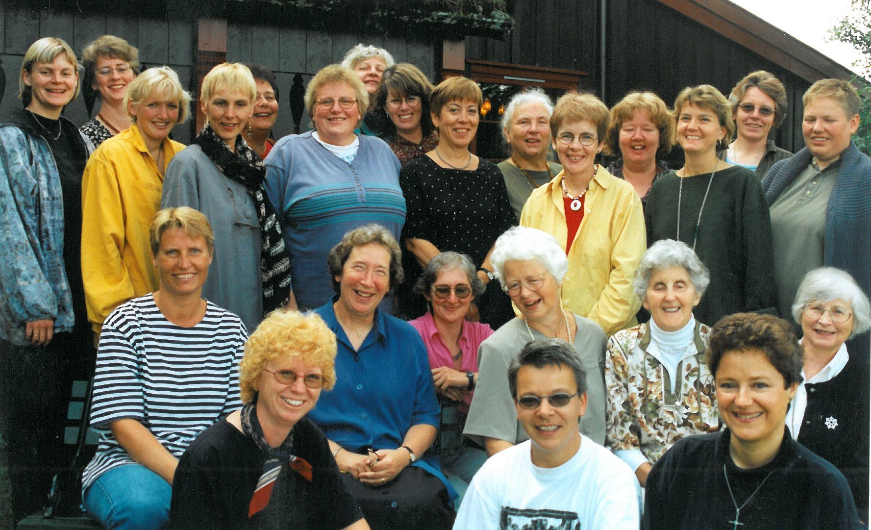 Fra 1995. Biskop Rosemarie Köhn sammen med kvinnelige prester i Hamar bispedømme