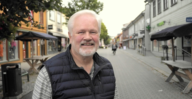 Dagfinn Follerås i sine nye omgivelser i gågata på Lillehammer. Foto: Håkon Glommen Eriksen