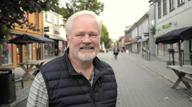 Dagfinn Follerås i sine nye omgivelser i gågata på Lillehammer. Foto: Håkon Glommen Eriksen