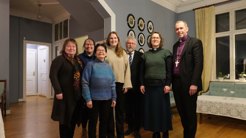 Utvalget desember 2023 fv. rådgiver Gunnhild Hauge Bjørdal, samiske representanter Irene Kvitfjell og Siv Bakken, skogfinske representanter Veronika Moen og Terje Audun Bredvold, prest Hanne Moesgaard-Skjesol, biskop Ole Kristian Bonden. Foto: Hamar bispedømmeråd