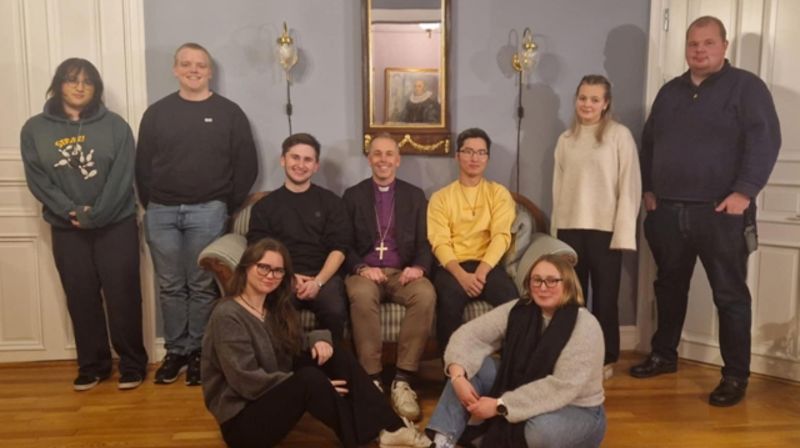 Ungdomsrådet i Hamar bispedømme for 2024-2025. Leder Jennor Sivesindtajet tv. for biskop og th. nestleder Marcus Rognlien. Foto: Hamar bispedømme