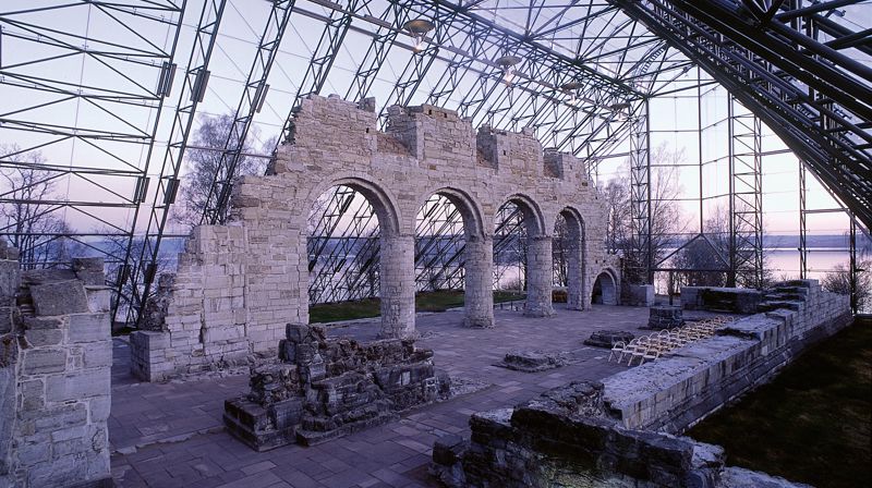 Hamardomen på domkirkeodden minner oss om den historiske linjen tilbake til etableringen av Hamar som bispesete med engelske Arnald som første biskop i 1153. Foto: Domkirkeoddens fotoavdeling