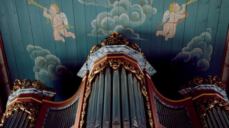 Trompetene i Heidal kyrkje kaller på deg. Foto: Jiri Havran