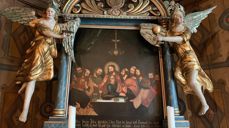 Altertavle frå Lom stavkyrkje frå 1669. Innramminga er frå 1721, av treskjerar Jakop Seterdalen. Foto: Britt Agnethe Enemo