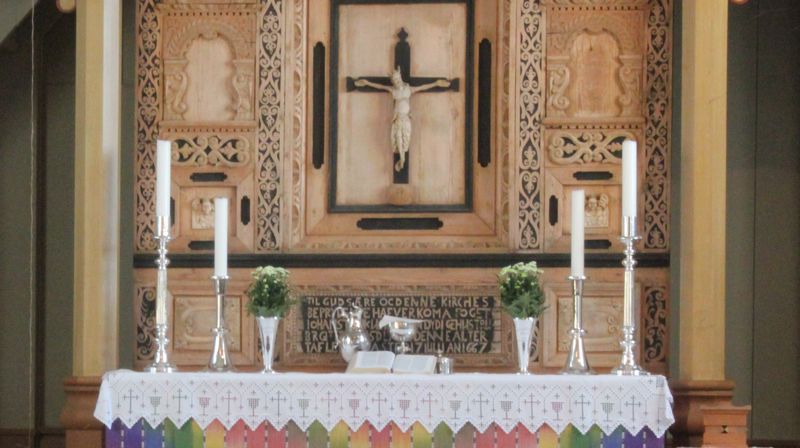 Det var her, foran alteret i Eidskog kirke, Kjell Frølich Benjaminsen og Erik Skjelnæs ga hverandre sitt ja 1. februar 2017.