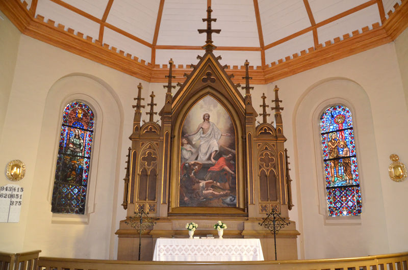 Visitasgudstjenesten holdes i Strøm kirke som ble bygd i 1857 etter tegninger av arkitekt H. E. Schirmer. Altertavlen er et kjent motiv som opprinnelig ble malt av Adolph Tidemand til Bragernes kirke i Drammen. Kopien i Strøm er malt av Helene Gundersen fra Brandbu. Alterduken er fra 1914, lagd av Julie Herud. Glassmaleriene er malt i 1915 av Finn Hansen. Motivene viser Jesu dåp i Jordan og Maria med Jesusbarnet og de tre vise menn. Foto: Aslaug S. Haugen