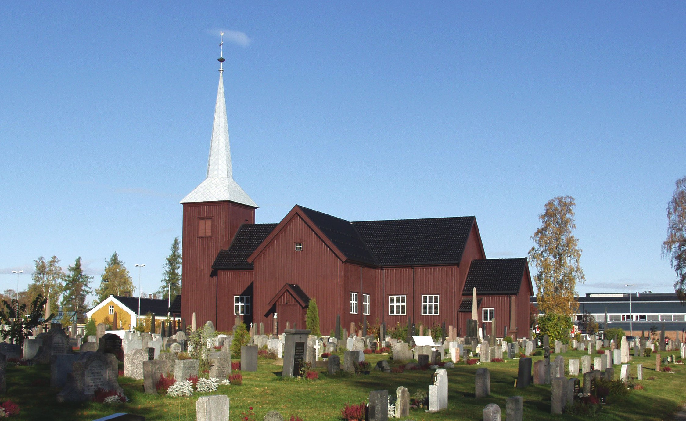 Elverum kirke er bygget i tre og ble oppført i 1738. Kirken har 700 sitteplasser. Kirken har vernestatus automatisk listeført. Foto: kirkesok.no