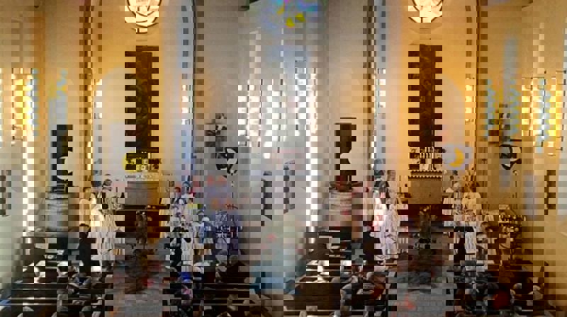 Hernes kirke i høstskrud. Foto: Guttorm Eidslott