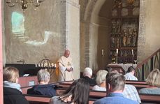 Grava er tom! Det viser bildet på veggen i Balke kirke under gudstjenesten der 1. påskedag. Foto: Hamar bispedømme