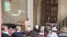 Grava er tom! Det viser bildet på veggen i Balke kirke under gudstjenesten der 1. påskedag. Foto: Hamar bispedømme