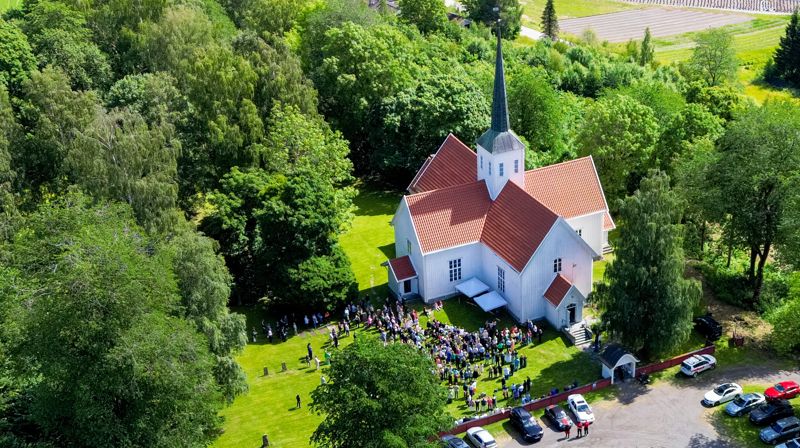 Kirken ble sentral da en 15-åring fra Biri døde i en go-kartulykke i 2024. Foto: Fredrik Hagen/OA