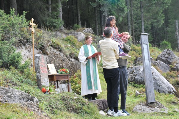 Helt enkelt, men like stort. Dåpsdagen ble helt spesiell for Anna, 6 år. Foto: Mina Sveen.