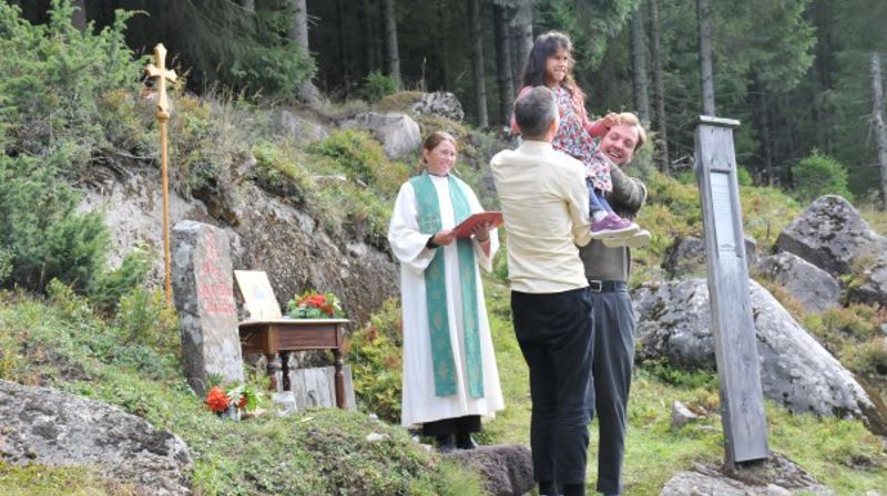 Helt enkelt, men like stort. Dåpsdagen ble helt spesiell for Anna, 6 år. Foto: Mina Sveen.