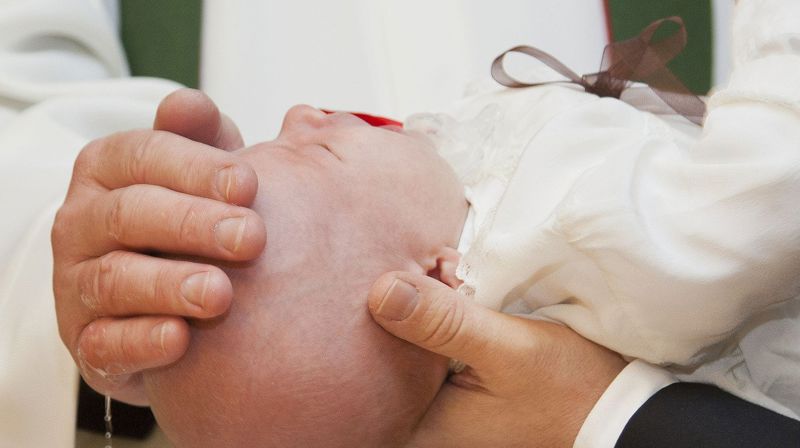 "Gjennom dåpens dype vann, kommer du til livets land ...". Foto: pixabay.com