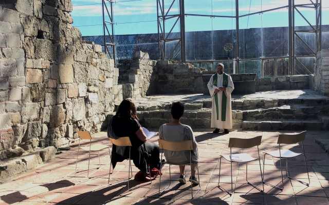Fra morgenbønn for pilegrimer i Hamardomen. Prest Lars Erlend Kielland sier han holder gudstjeneste om det er mange eller få. Foto Jorun Vang