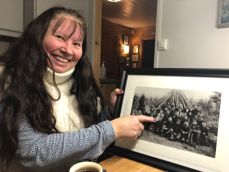 Irene Kvitfjell viser bilde av bestemoren på et samisk organisasjonsmøte ved Kjerringvatn i 1912. Foto: Jorun Vang