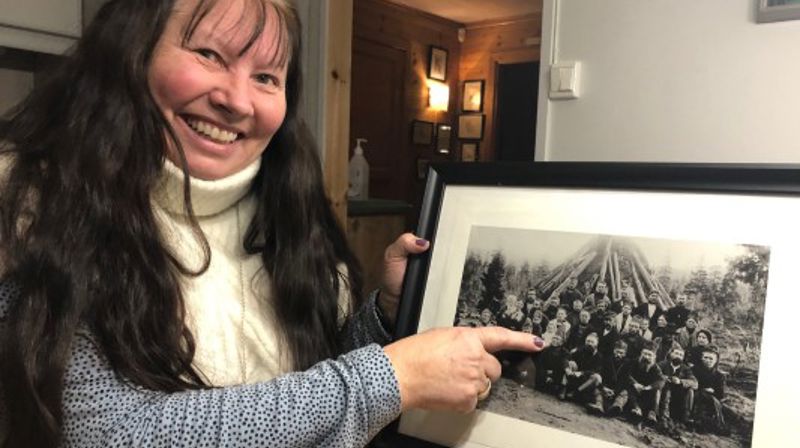 Irene Kvitfjell viser bilde av bestemoren på et samisk organisasjonsmøte ved Kjerringvatn i 1912. Foto: Jorun Vang