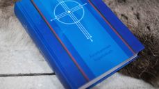 I 2019 kom en felles tekstbok med kirkeårets bibeltekster på sørsamisk. Svenska Kyrkan og Den norske kirke samarbeider om å gi ut magasinet Daerpes Dierije. I 2024 skal hele Det nye testamentet i Bibelen for første gang være ferdig oversatt til sørsamisk. Det er også en felles sørsamisk salmebok på trappene.  Foto: Elin Iversen (C) Bibelselskapet