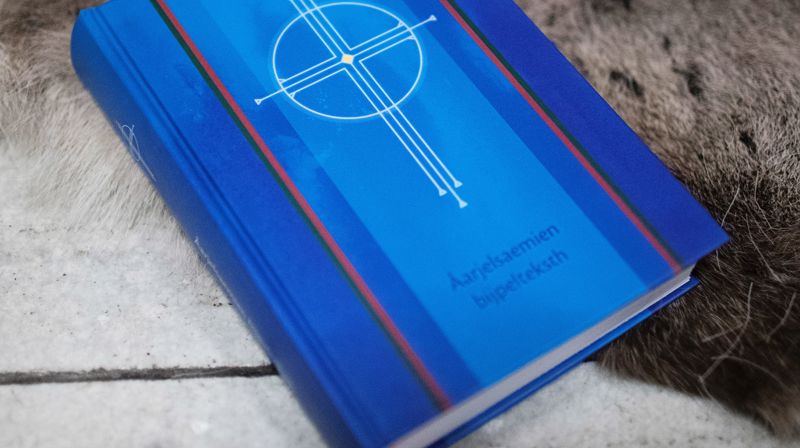 I 2019 kom en felles tekstbok med kirkeårets bibeltekster på sørsamisk. Svenska Kyrkan og Den norske kirke samarbeider om å gi ut magasinet Daerpes Dierije. I 2024 skal hele Det nye testamentet i Bibelen for første gang være ferdig oversatt til sørsamisk. Det er også en felles sørsamisk salmebok på trappene.  Foto: Elin Iversen (C) Bibelselskapet