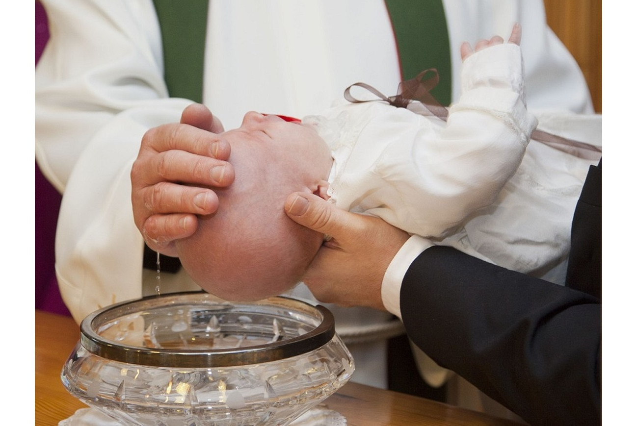 Barn som bæres til dåp. Illustrasjonsfoto fra pixabay.com/no