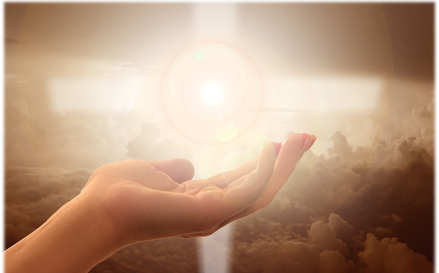 "Jesu kross lyser som eit sigerteikn for alle som ber sine bører". Foto fra Picabay.com/no