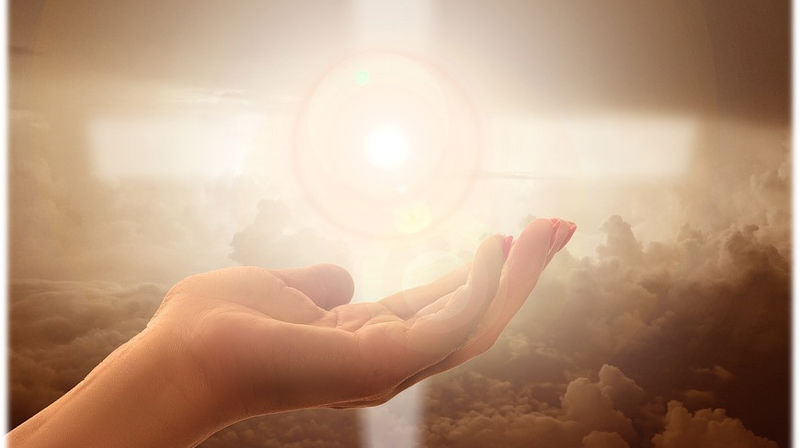 "Jesu kross lyser som eit sigerteikn for alle som ber sine bører". Foto fra Picabay.com/no