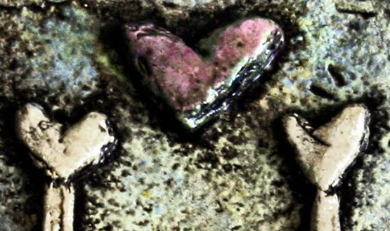 Jeg tror at kjærligheten ser sannheten, skriver Marianne Torp Træthaug, diakon i Gausdal. Keramikk/foto: Terje Dannemark