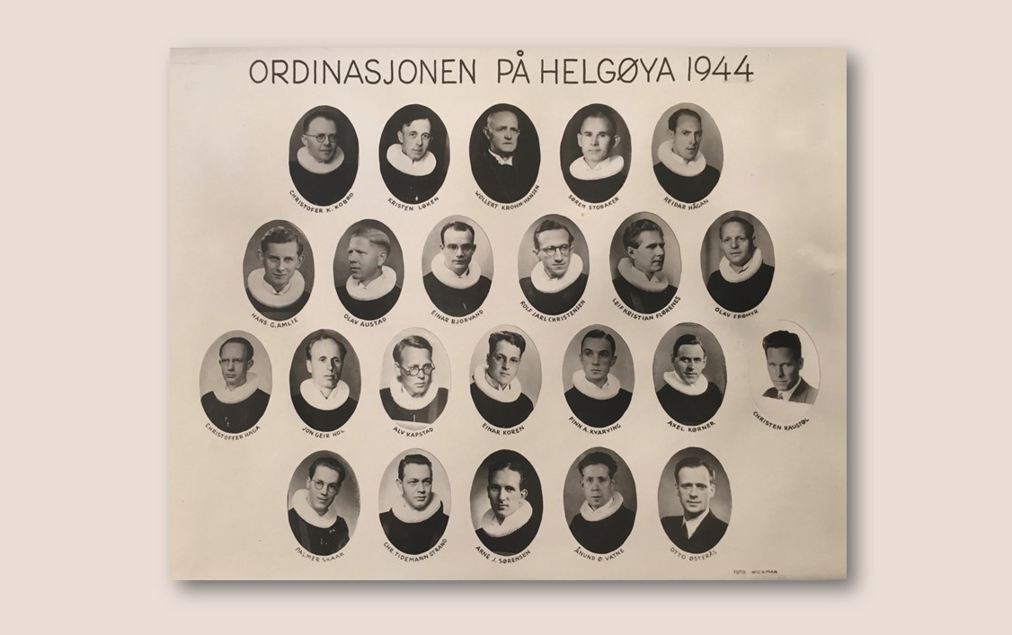 Prestene som ble ordinert 2. juli 1944, sammen med de som deltok ved ordinasjonen. Foto: Privat eie.