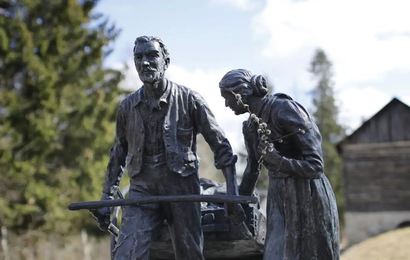 Håndkjerrepionerene. Skulptur av Torleif S. Knaphus. Foto: Norsk utvandrermuseum