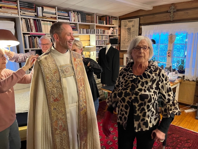 Bispekåpen til Hamar biskop ble sydd om til biskop Ole Kristian Bonden i 2022. Billedkunstner Borgny Farstad Svalastog th. Foto: Per Ivar Henriksbø / GD