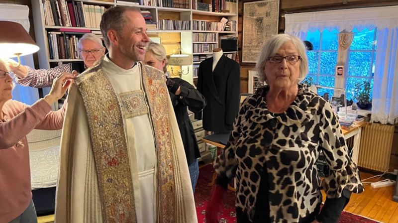 Bispekåpen til Hamar biskop ble sydd om til biskop Ole Kristian Bonden i 2022. Billedkunstner Borgny Farstad Svalastog th. Foto: Per Ivar Henriksbø / GD