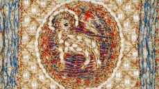 Biletet syner Guds lam framstilt som den sigrande Kristus som ber kors-fana – sigersteiknet. Symbolet sit på den minste delen av kåpa – på spennet som held bispekåpa i hop. Guds lam er eit av dei sterkaste symbola i kristendomen. Kunstnar: Borgny Farstad Svalastog Foto: Kirsti Hovde