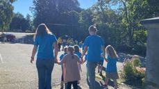 "Vi er en lang, lang rekke med venner som holder hverandres hender." Det skriver menigheten som får månedens Rose på sin Facebook-side.