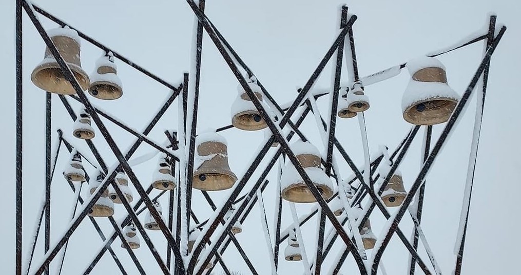 Klokkespillet i Sør-Fron ble innviet 9. september 2023. Bronseklokkene er støpt hos Koninklijke Eijsbouts i Nederland, verdens største klokkestøperi og tårnklokke-fabrikk. Foto: Sør-Fron kirkelige fellesråd