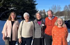 Hva har denne gjengen felles tro? Fv. Synnøve Sakura Heggem, Bergljot Urdahl, Unni Bratlien, Hans Jacob Dahl og Helle Hundevadt representerer menighetene i Elverum, Lillehammer og Dovre. Foto: Hamar bispedømmeråd.