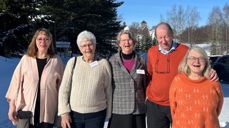 Hva har denne gjengen felles tro? Fv. Synnøve Sakura Heggem, Bergljot Urdahl, Unni Bratlien, Hans Jacob Dahl og Helle Hundevadt representerer menighetene i Elverum, Lillehammer og Dovre. Foto: Hamar bispedømmeråd.