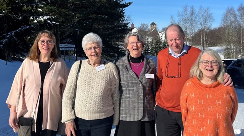 Hva har denne gjengen felles tro? Fv. Synnøve Sakura Heggem, Bergljot Urdahl, Unni Bratlien, Hans Jacob Dahl og Helle Hundevadt representerer menighetene i Elverum, Lillehammer og Dovre. Foto: Hamar bispedømmeråd.