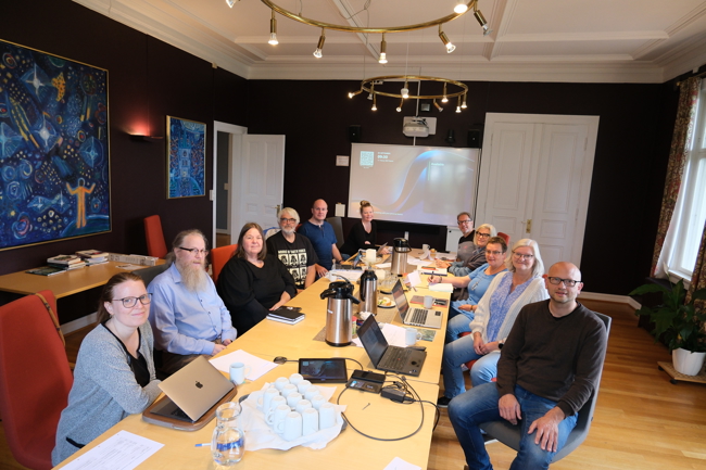 Fra oppstarten for frivilligkurs i Hamar bispedømme. Kursholderne Dorte Kappelgaard og Stephen Sirris nærmest kamera. Fire kursdeltakere var ikke tilstede da bildet ble tatt. Foto: Hamar bispedømmeråd