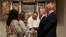 Sokneprest i Stange, Kristian Due velsigner de nygifte i Stange kirke. Foto: Dan Cato Røe/Stangeavisa.