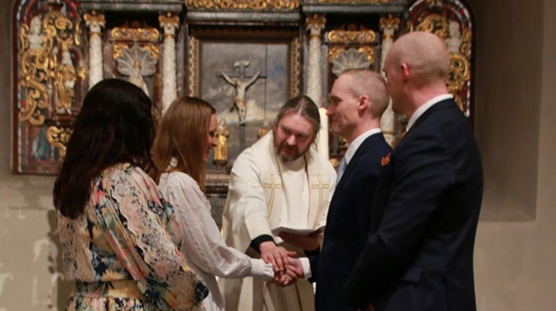 Sokneprest i Stange, Kristian Due velsigner de nygifte i Stange kirke. Foto: Dan Cato Røe/Stangeavisa.